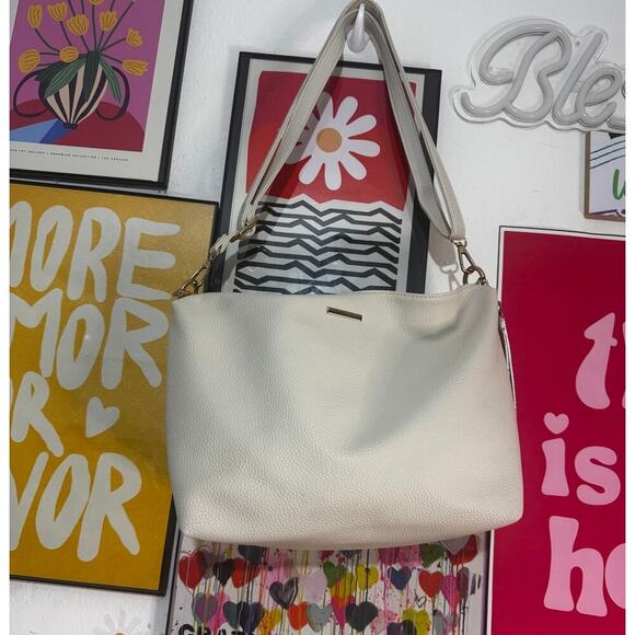 unknown Handbags - Pre-Loved White Faux Leather Shoulder Bag – Elegant & Spacious